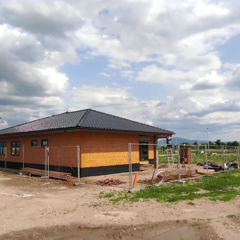 Bungalov s novou tmavou strechou