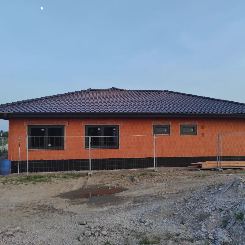 Bungalov s novou tmavou škridlou