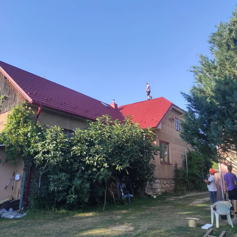 Rodinný dom s červenou strechou v záhrade